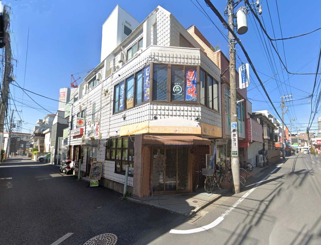 ひばりヶ丘駅の小箱、商店街沿いの路面角地